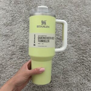 Stanley 40oz Green •Brand New •Never used • Willing to negotiate!